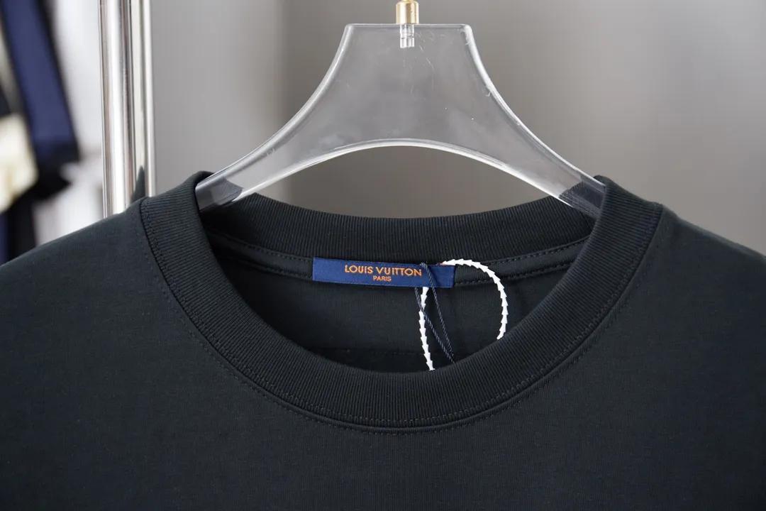 🅿️180 1V 25SS early spring new style Short sleeves with embroidered LV letters Light luxury Essential item for daily commuting for men and women Correct version Welcome to compare Detailed features · 320g 100% pure cotton double yarn jersey fabric · Custom dyed special thickening in the same vat 32 pieces double-strand 1X1 thread · Imported Tajima machine appliqué embroidery LV letter technology · Double needle stitching cross-stitch technology · Original main mark, washable tag, brand moisture-proof paper packaging Color: black/white Size: S/M/L/XL
